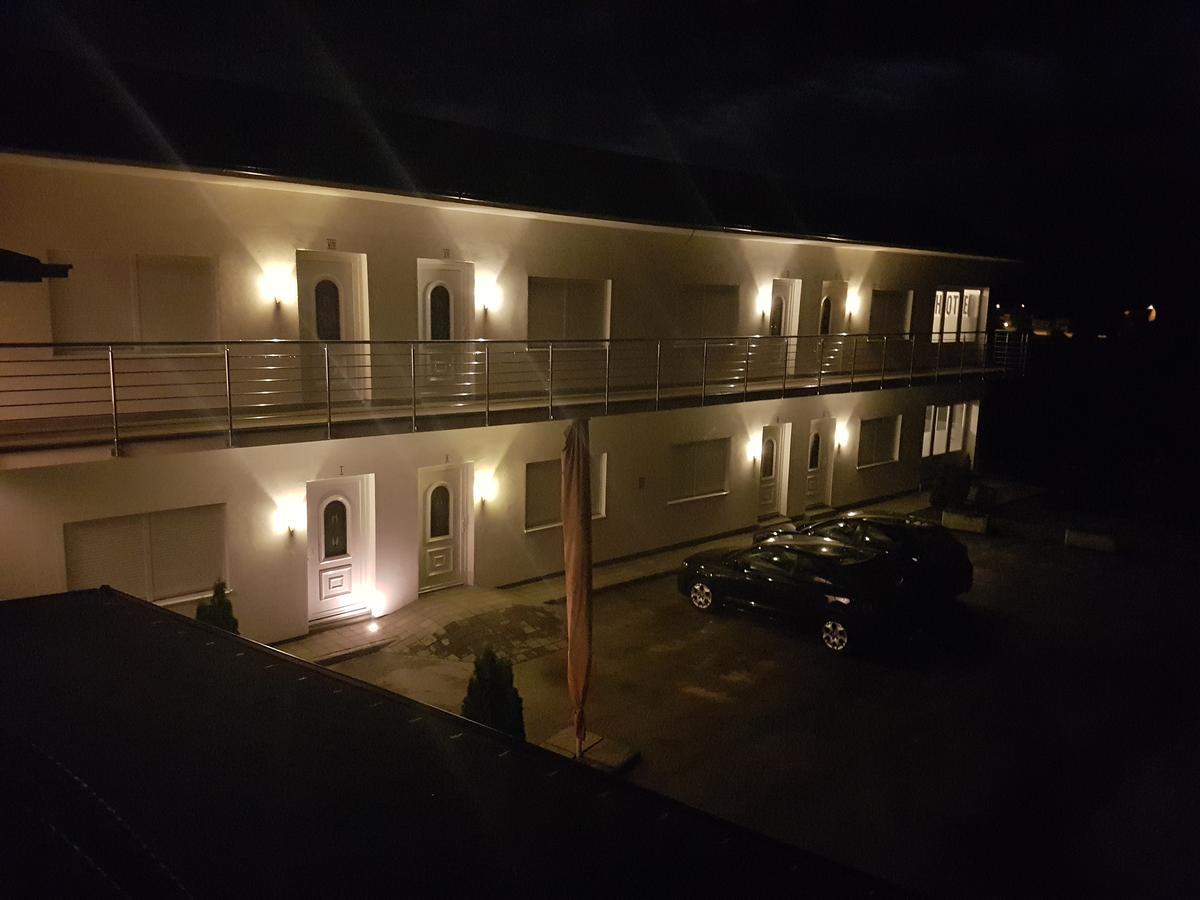 Apartments O Sole Mio Vukovar Bagian luar foto