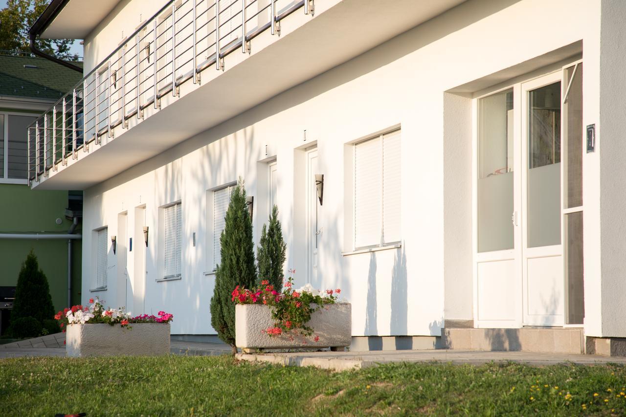 Apartments O Sole Mio Vukovar Bagian luar foto