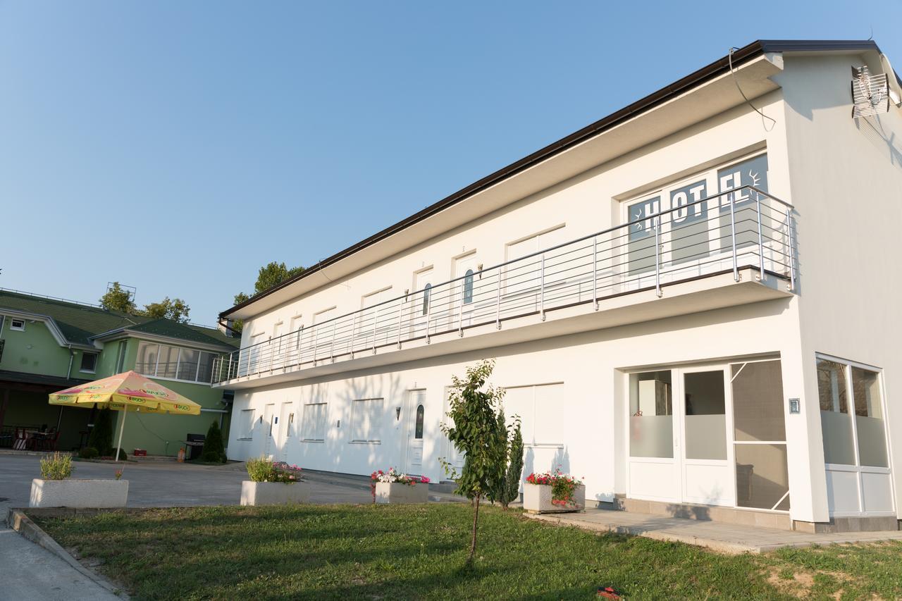 Apartments O Sole Mio Vukovar Bagian luar foto